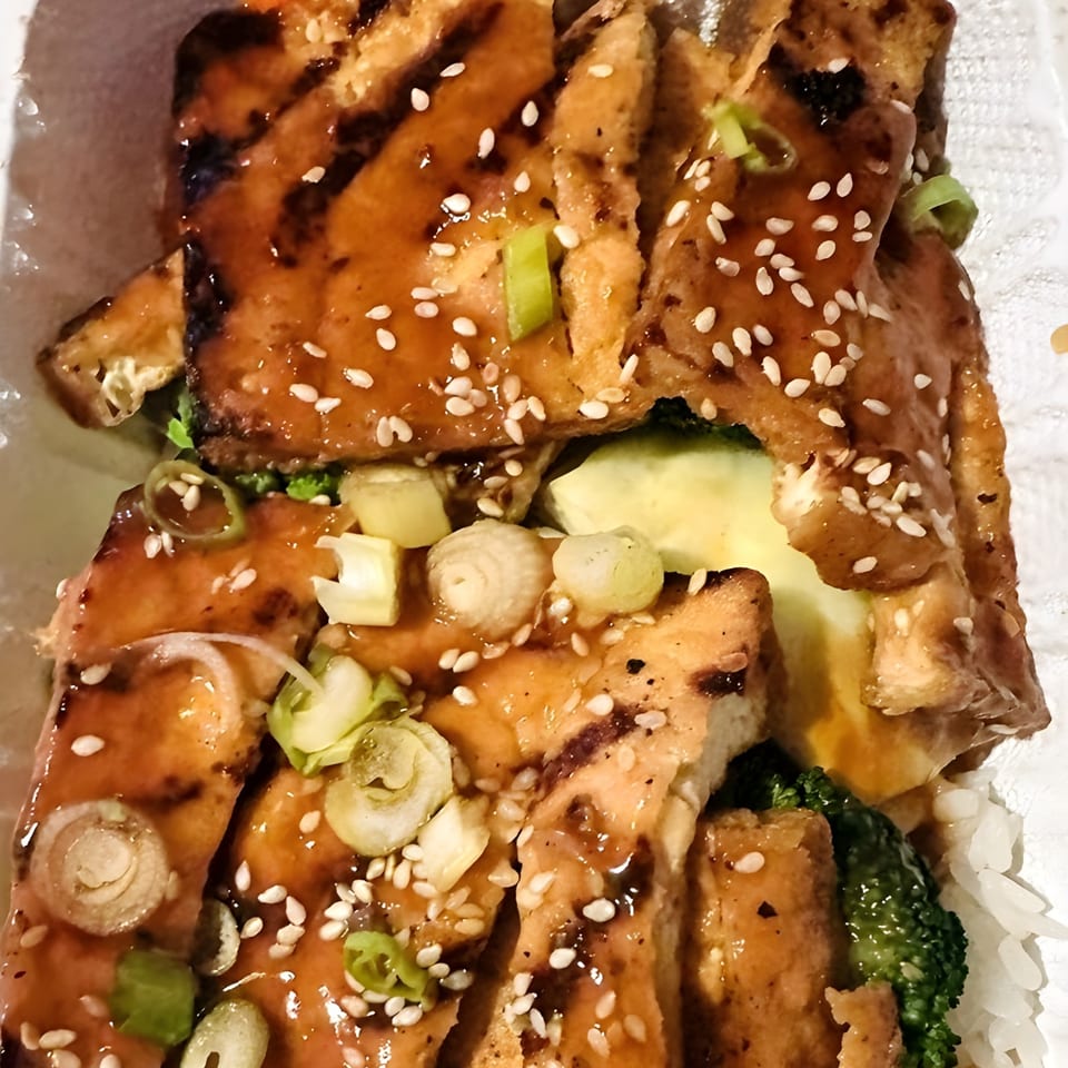 Ronin BBQ Teriyaki chicken with sesame seeds, green onions, broccoli, and rice.